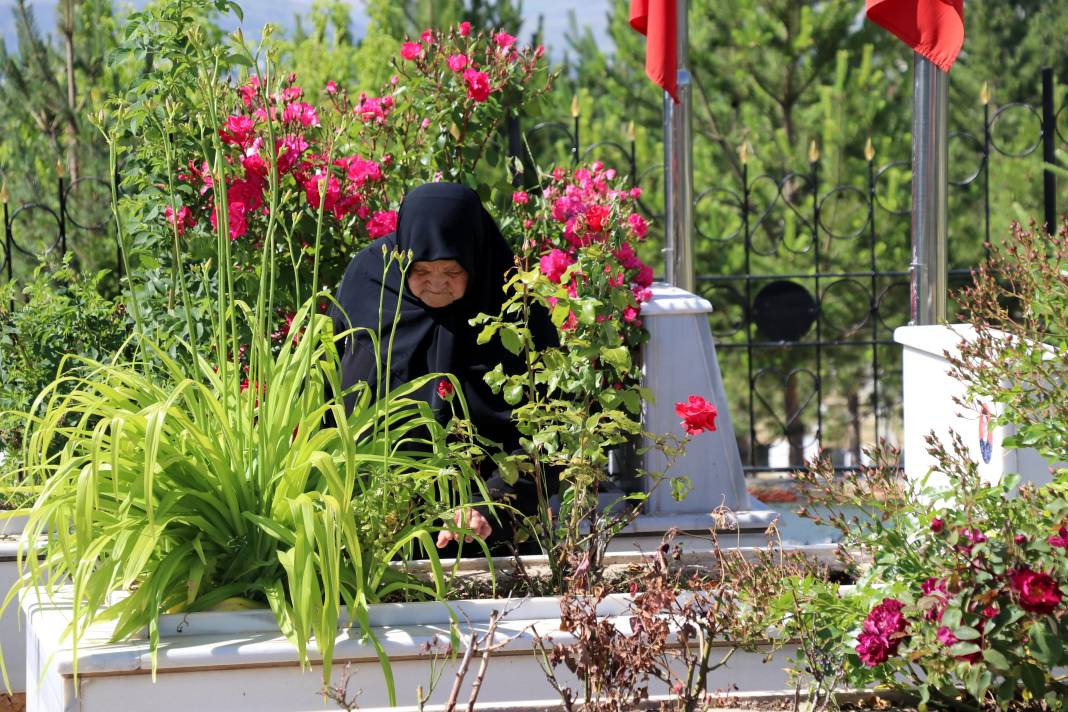 Bayram arifesinde şehitliklerde hüzün: Kahramanlara koştular - Resim: 19